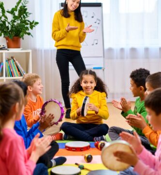 Criança expressando emoções em atividade de educação socioemocional