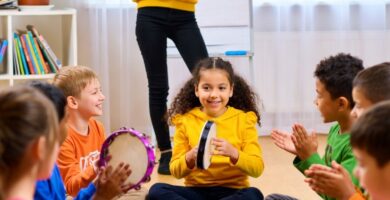 Criança expressando emoções em atividade de educação socioemocional