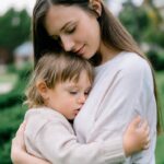 Pai e filho interagindo em momento de parentalidade consciente