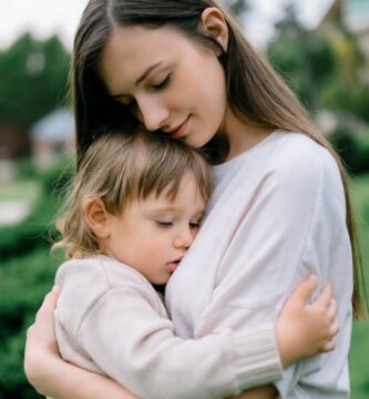 Pai e filho interagindo em momento de parentalidade consciente