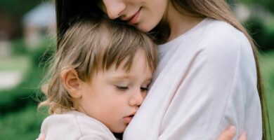 Pai e filho interagindo em momento de parentalidade consciente